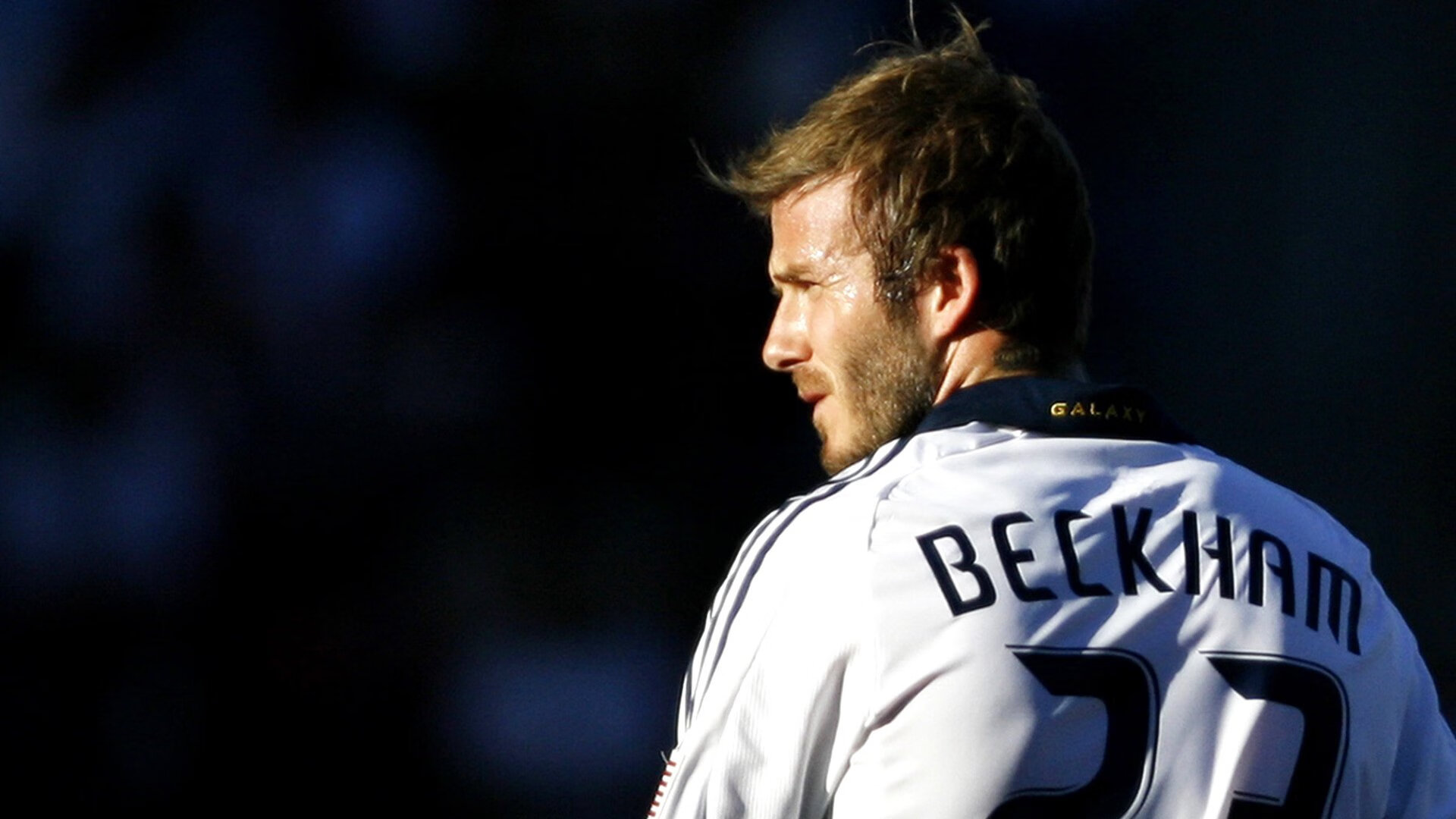 湖人观众热烈欢呼！，内马尔迎来十赛季出色发挥赛场气氛高涨